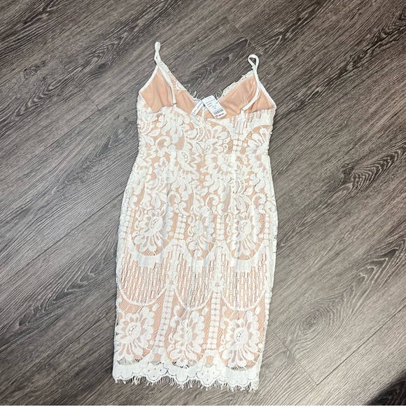 White lace fitted bridal dress - Picture 3 of 3